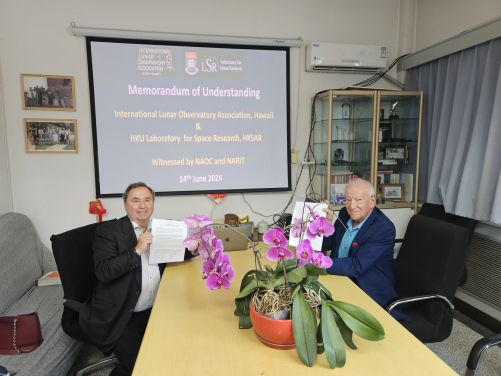 左起：港大太空研究實驗室總監柏坤霆教授與國際月球天文台協會Steve Durst在簽署諒解備忘錄後留影。
 
